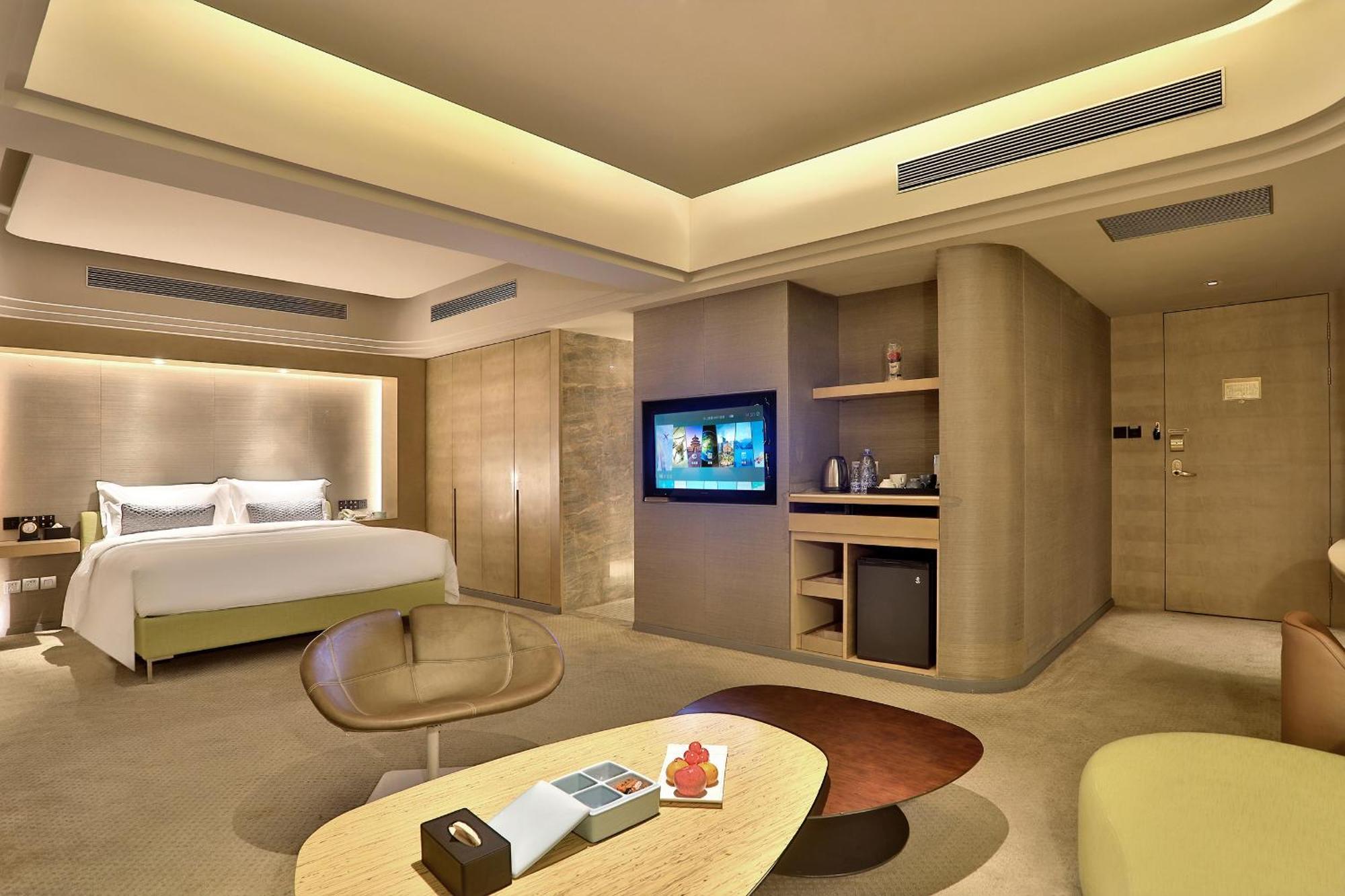 Elegant International - Bund Sichuan Road North Metro Branch Hotel 5*