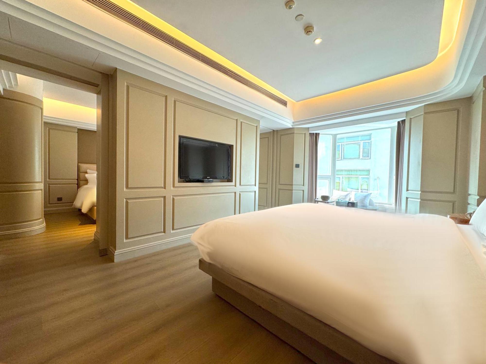 Elegant International - Bund Sichuan Road North Metro Branch Hotel 5*