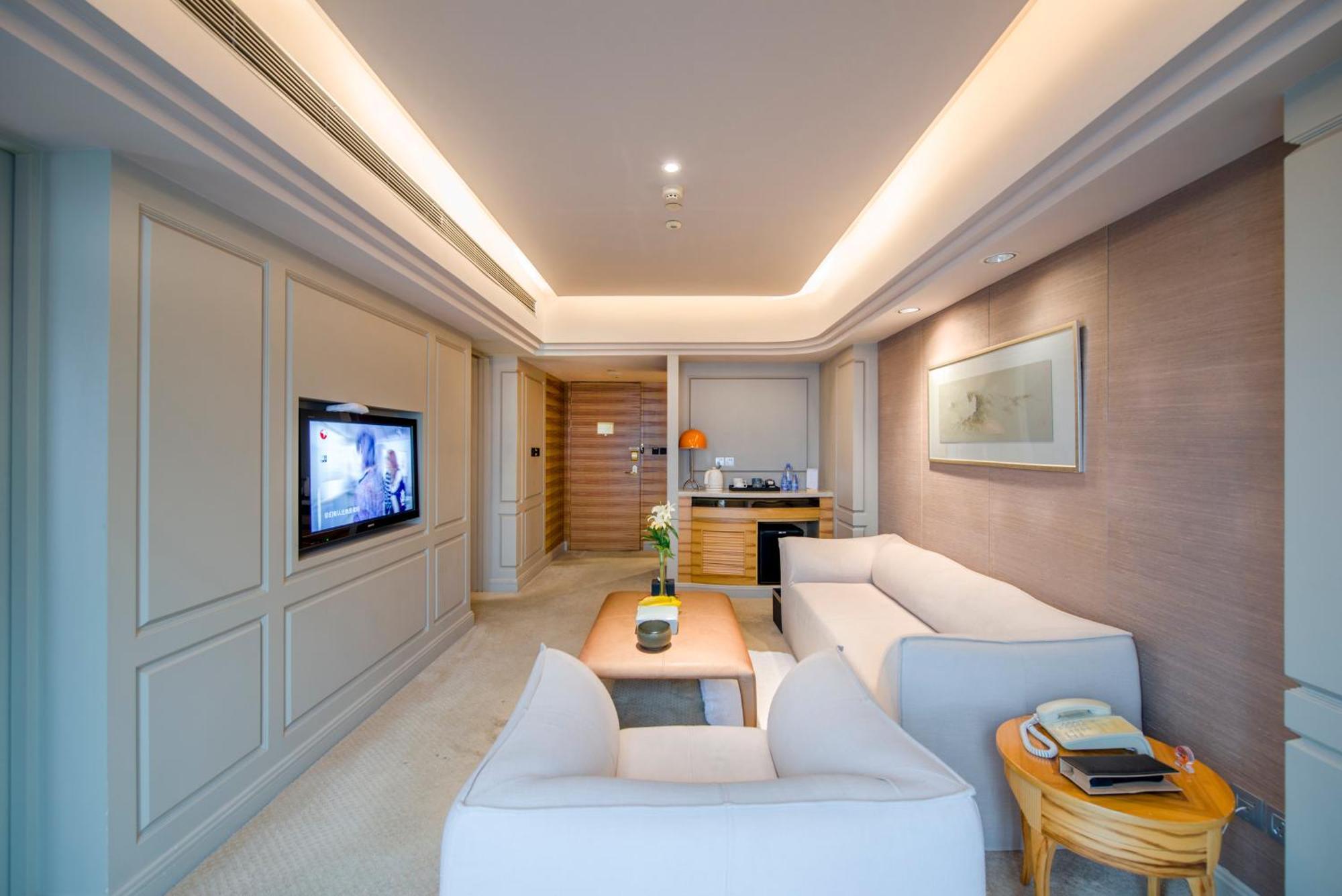 Elegant International - Bund Sichuan Road North Metro Branch Hotel