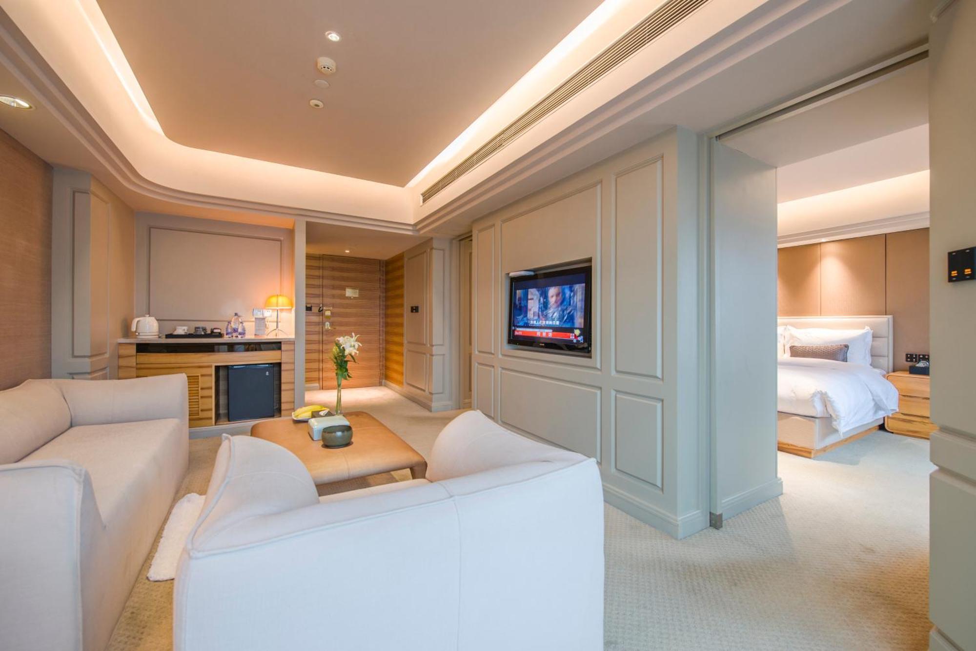 Elegant International - Bund Sichuan Road North Metro Branch Hotel 5*