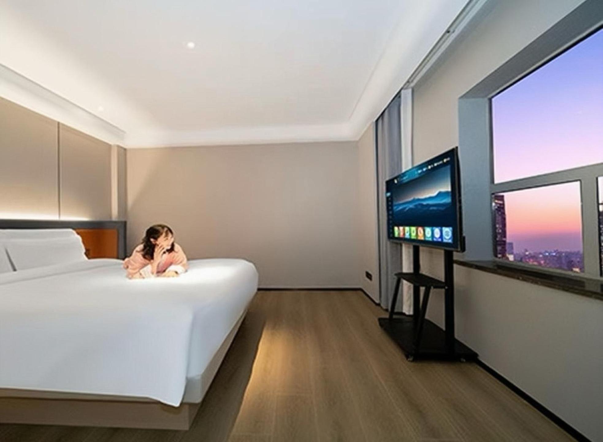 Elegant International - Bund Sichuan Road North Metro Branch 5* Shanghai