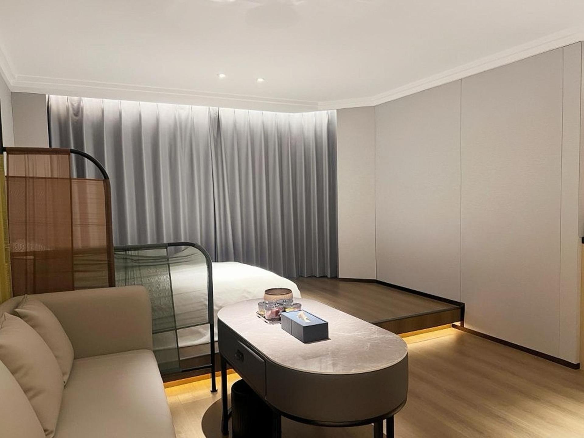 Hotel Elegant International - Bund Sichuan Road North Metro Branch 5*