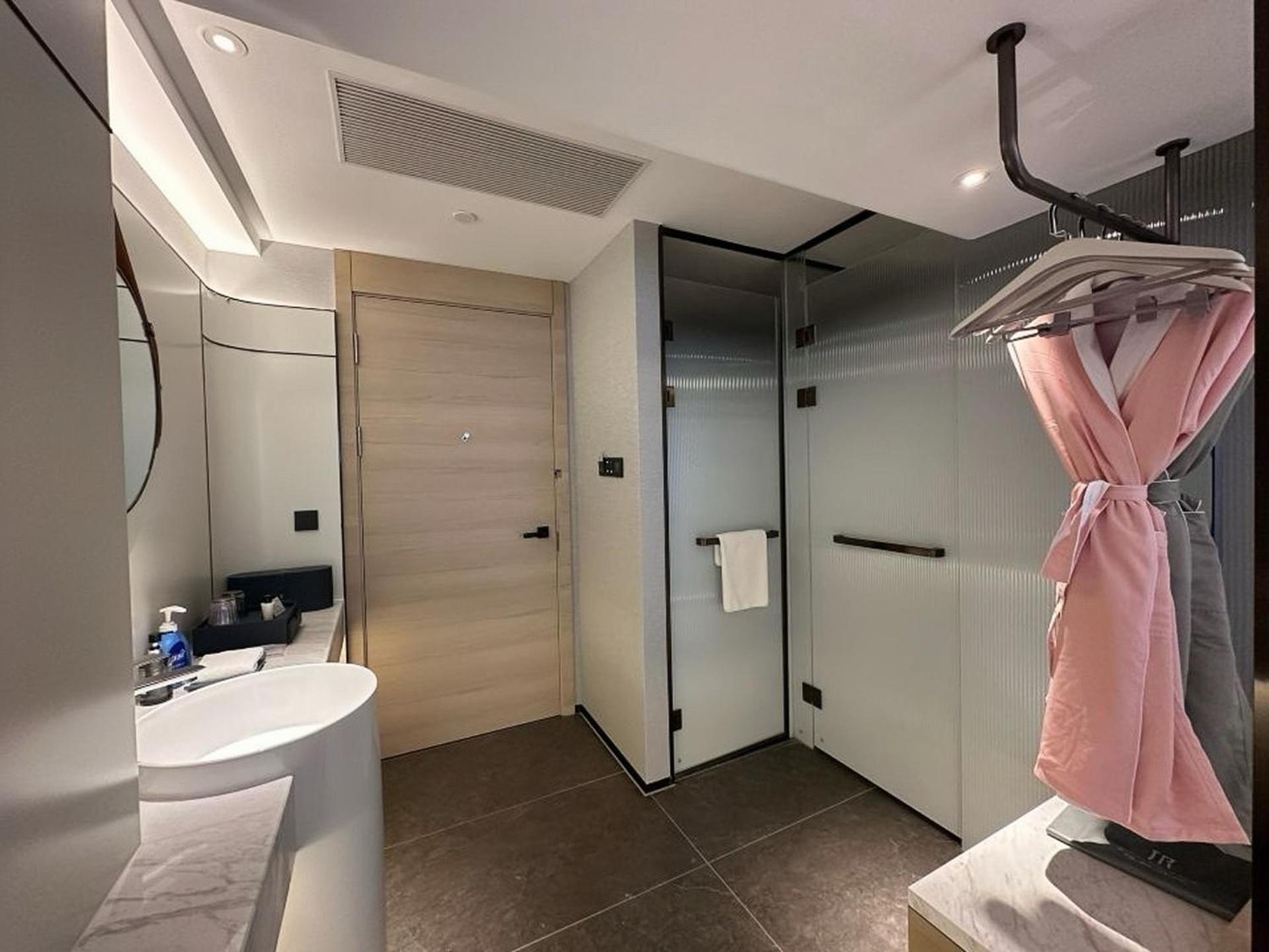 Elegant International - Bund Sichuan Road North Metro Branch 5*