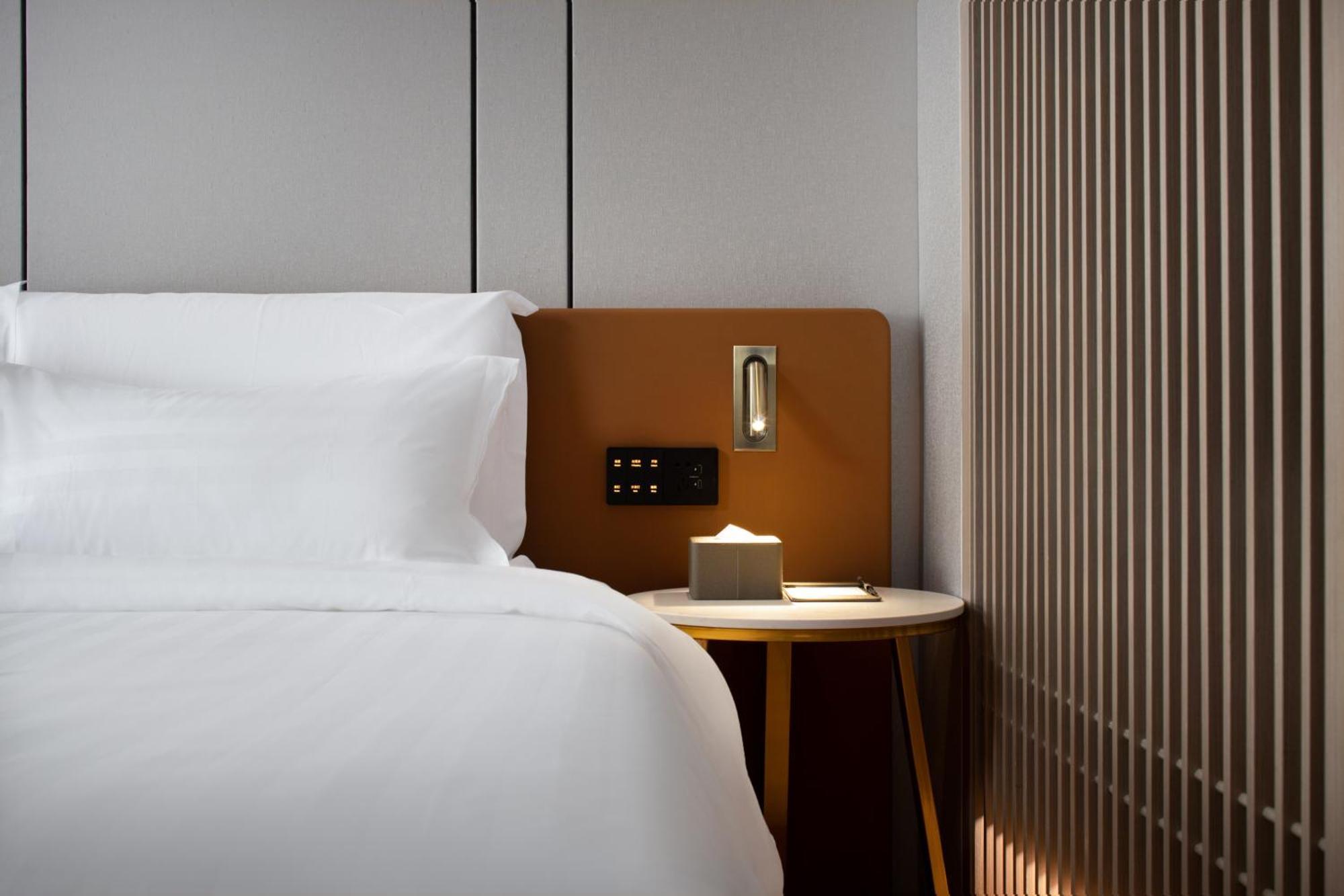 Elegant International - Bund Sichuan Road North Metro Branch Hotel 5*