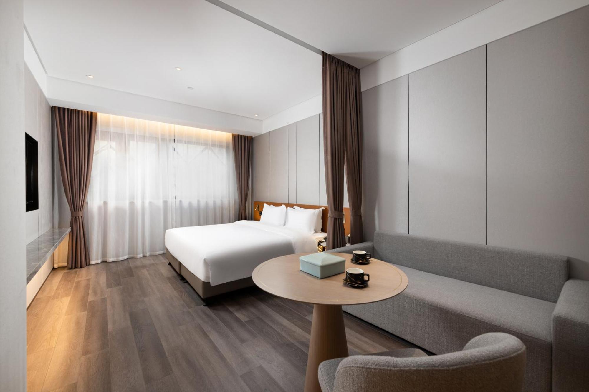 Hotel Elegant International - Bund Sichuan Road North Metro Branch 5*