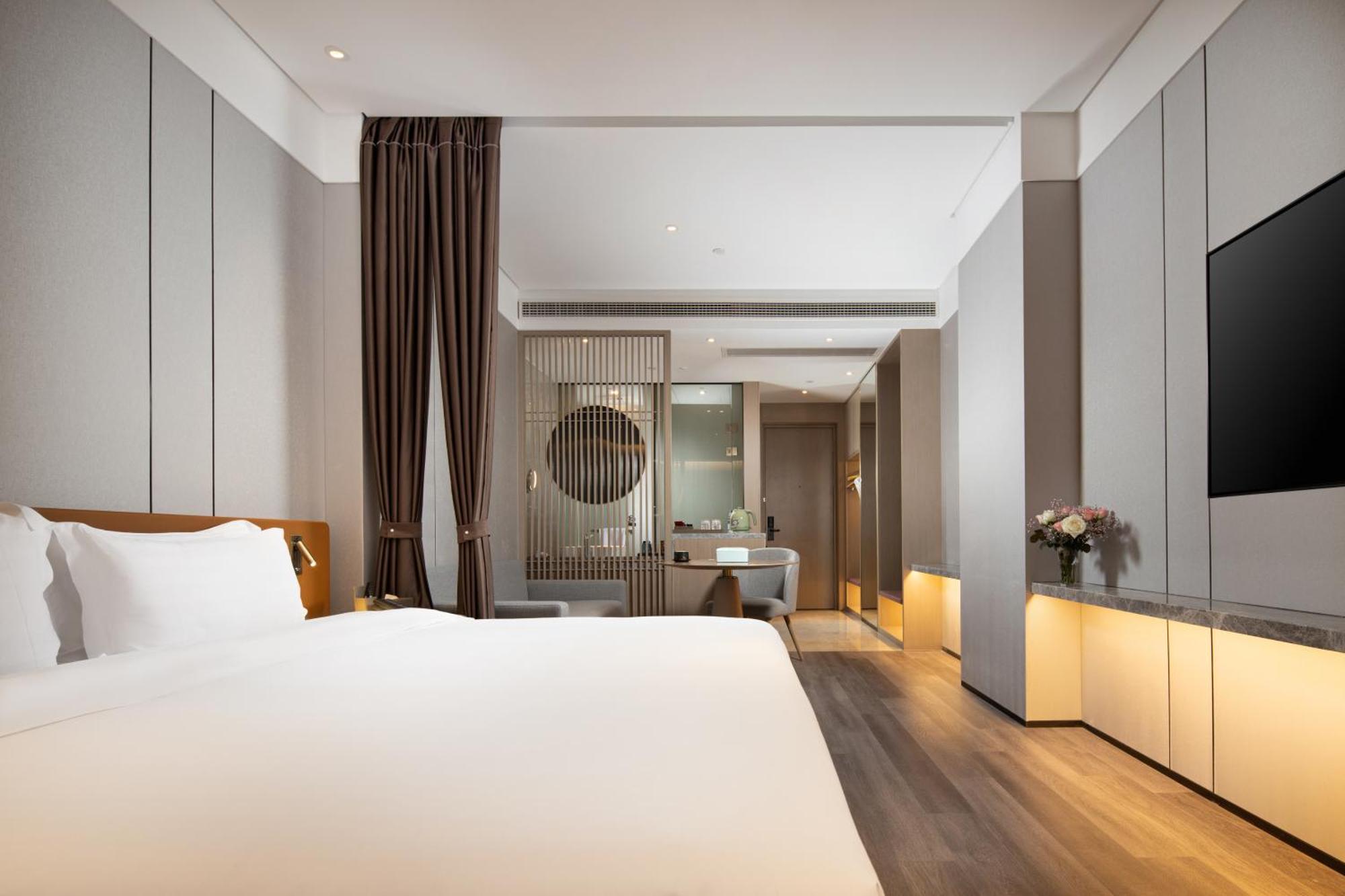 Elegant International - Bund Sichuan Road North Metro Branch Hotel 5*
