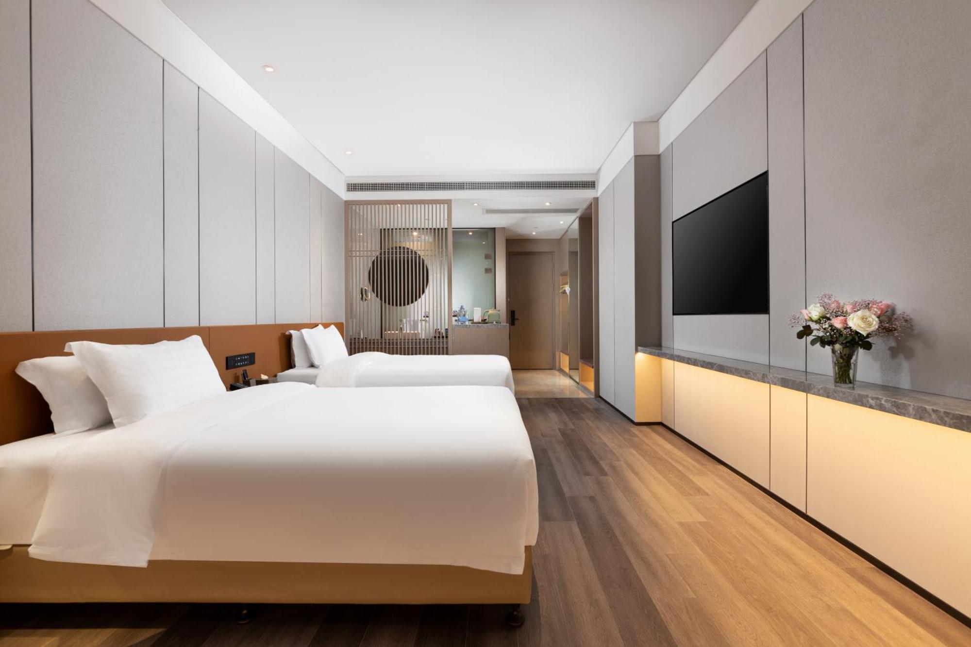 Elegant International - Bund Sichuan Road North Metro Branch 5* Shanghai