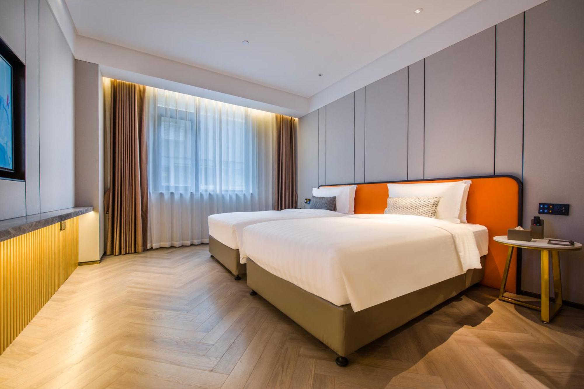 Elegant International - Bund Sichuan Road North Metro Branch 5* Shanghai