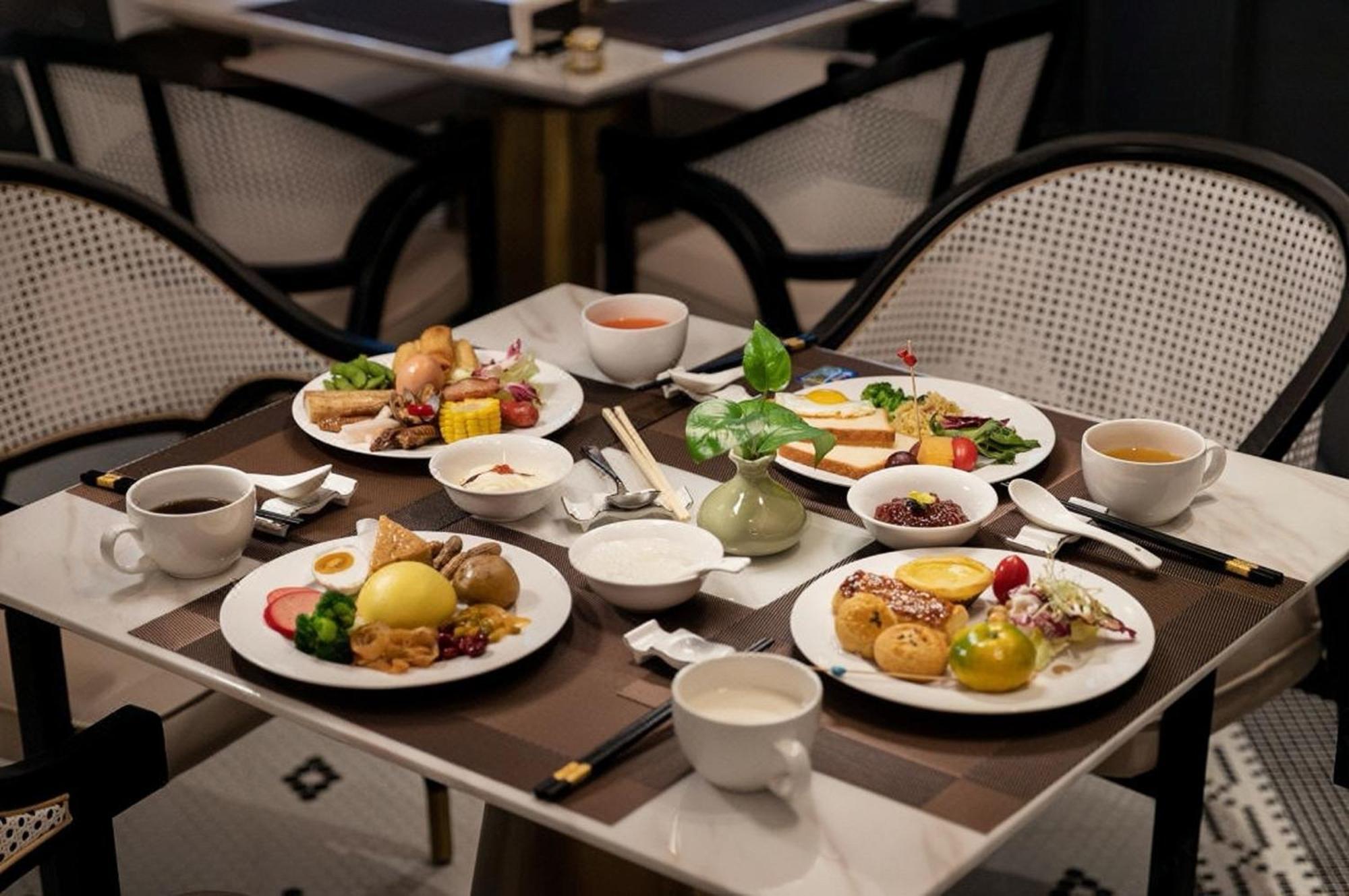 Elegant International - Bund Sichuan Road North Metro Branch Hotel 5*