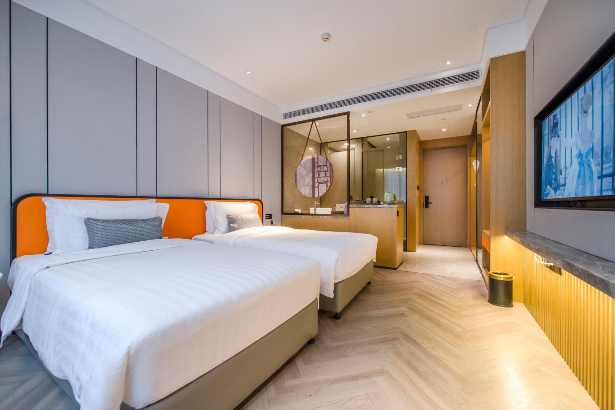 Elegant International - Bund Sichuan Road North Metro Branch Hotel